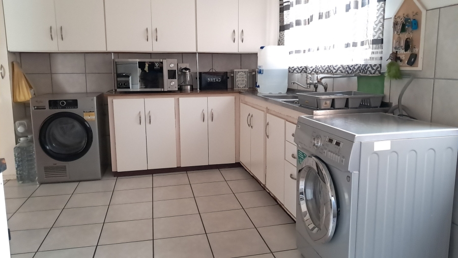 3 Bedroom Property for Sale in Louwville Western Cape